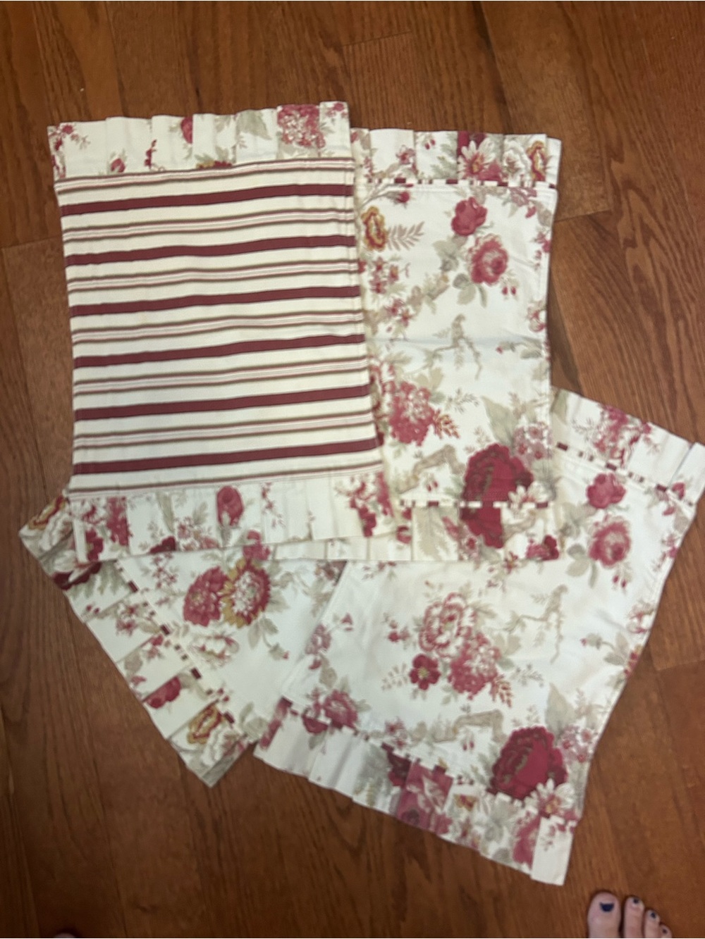 Waverly Garden Rose place mats. A few stains shown in pictures. 4 piece.